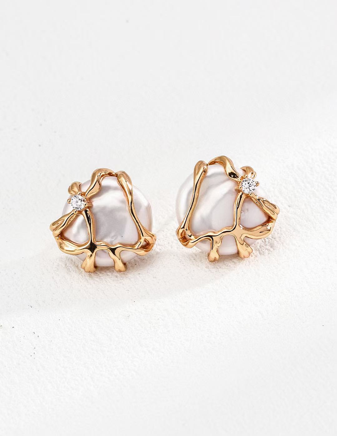 Golden Aura round Baroque-shaped pearls earring and necklace