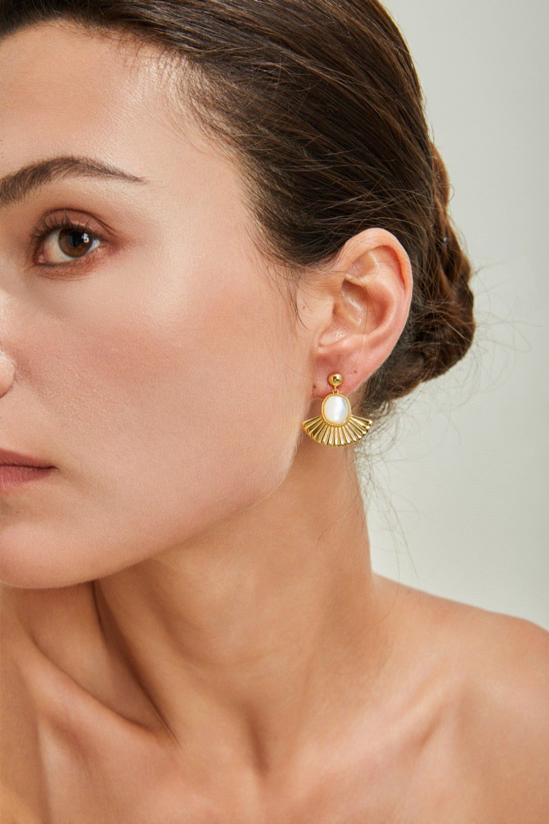 Fanlight fan-shaped white shell earrings