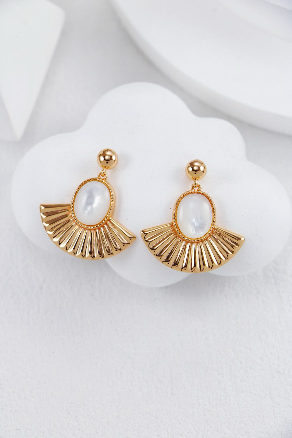 Fanlight fan-shaped white shell earrings