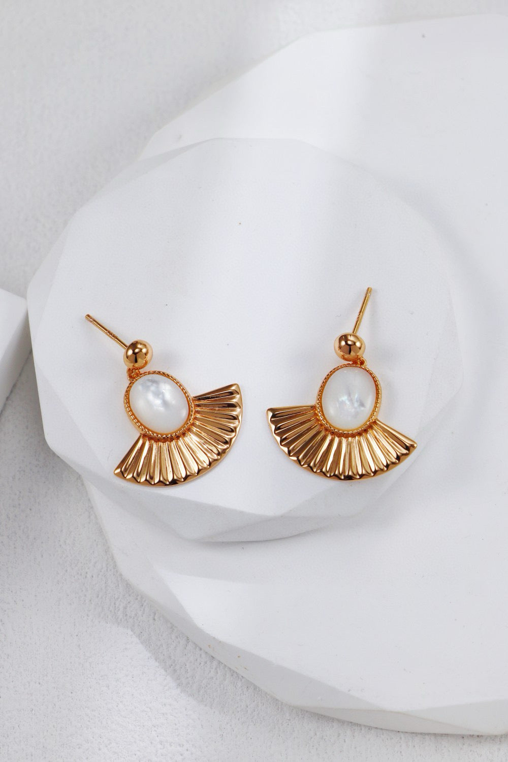 Fanlight fan-shaped white shell earrings