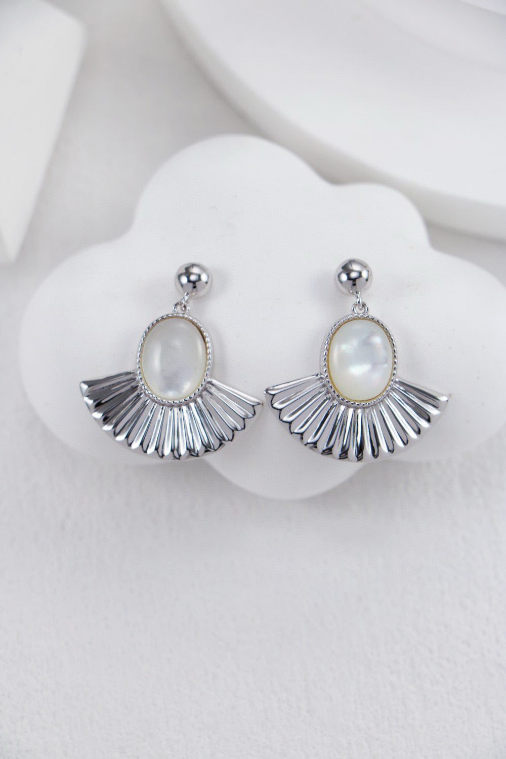 Fanlight fan-shaped white shell earrings