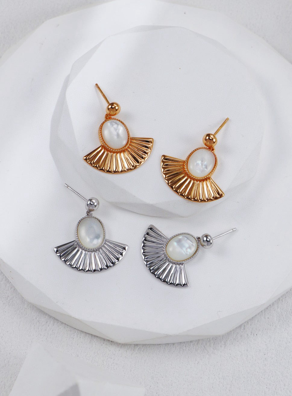 Fanlight fan-shaped white shell earrings