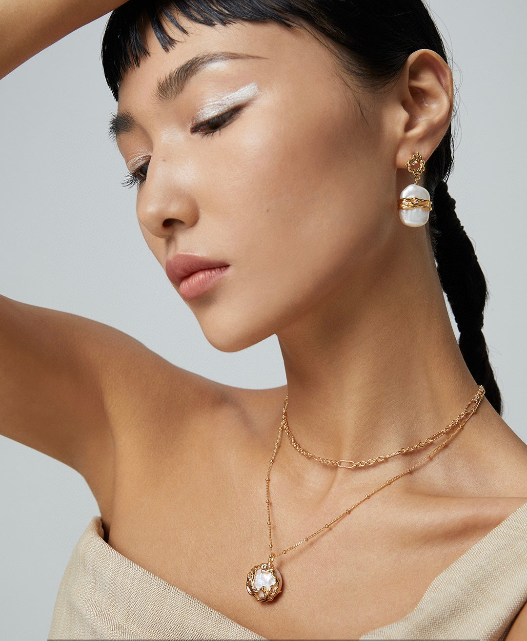 Golden Aura round Baroque-shaped pearls earring and necklace