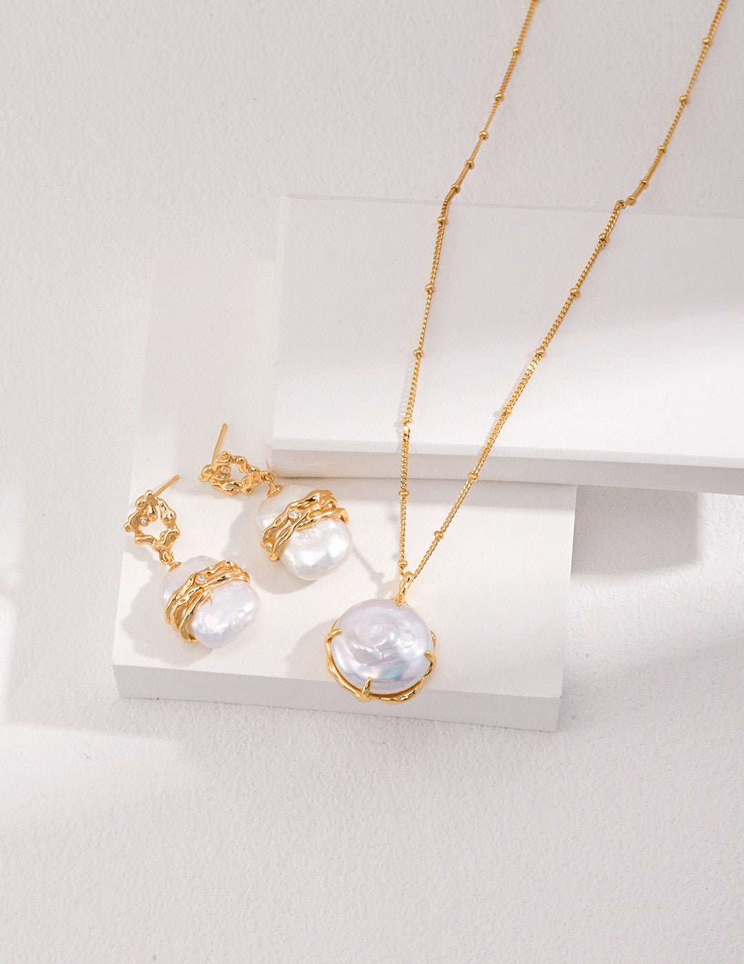 Golden Aura round Baroque-shaped pearls earring and necklace