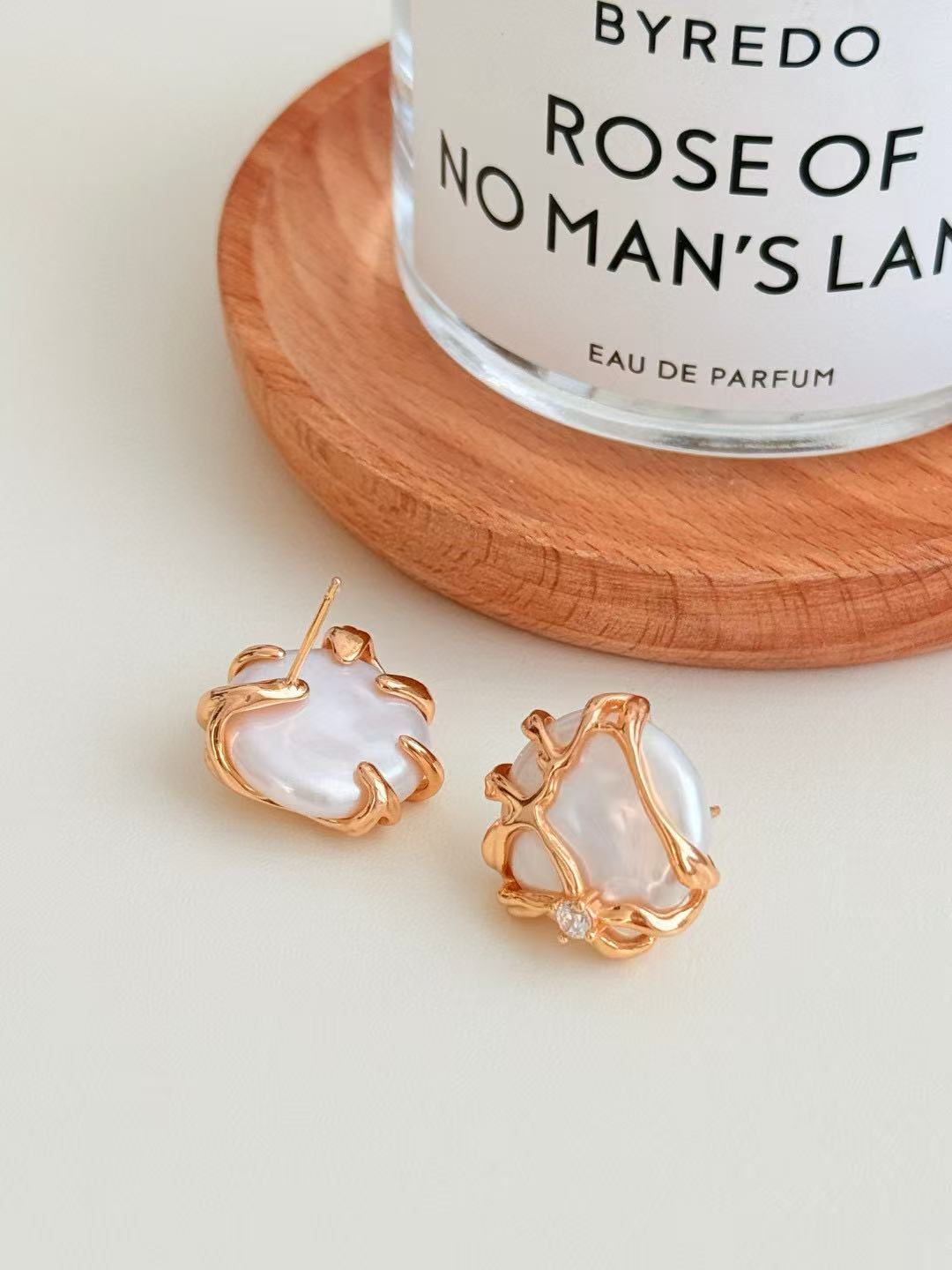 Golden Aura round Baroque-shaped pearls earring and necklace