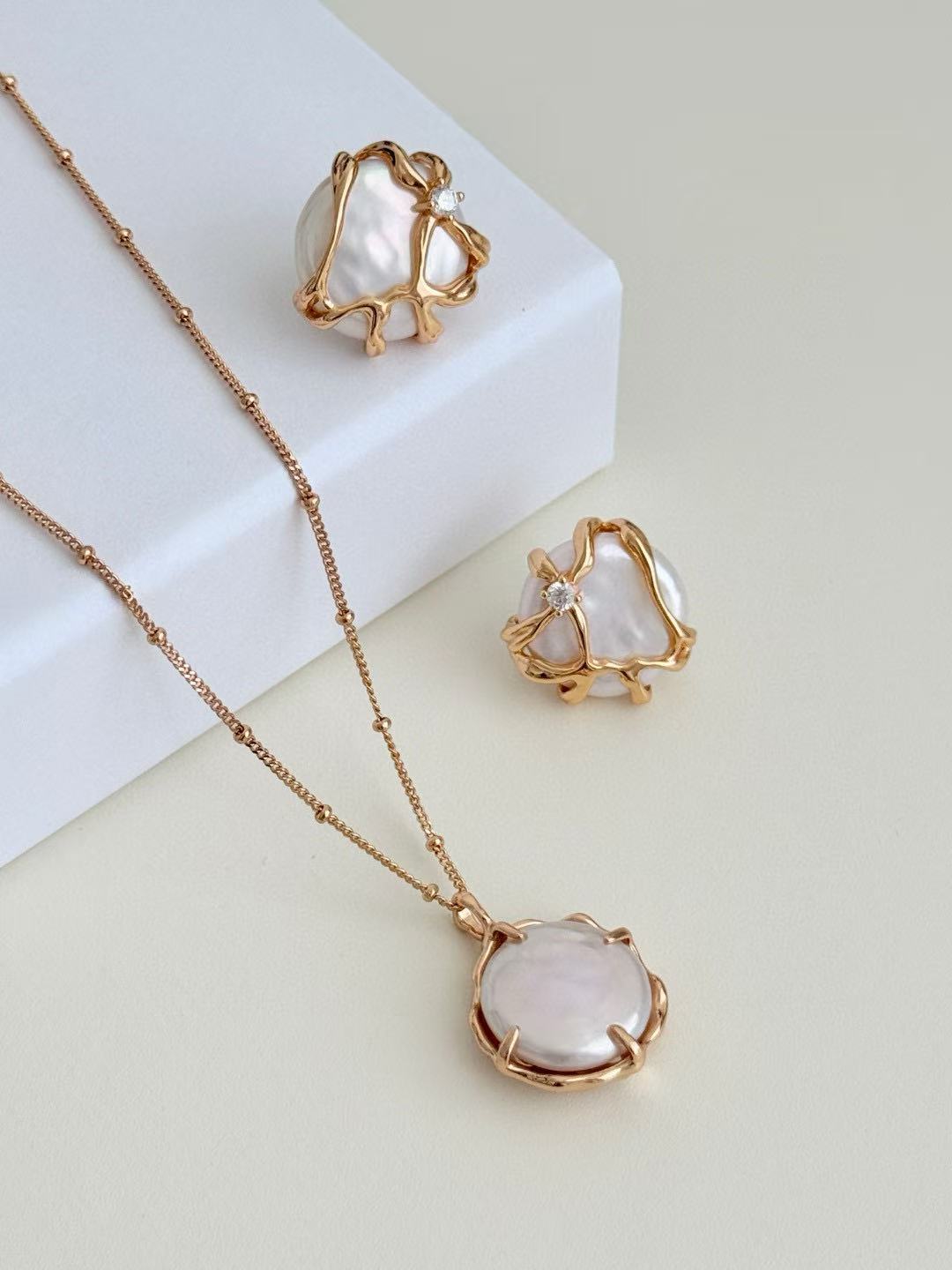 Golden Aura round Baroque-shaped pearls earring and necklace