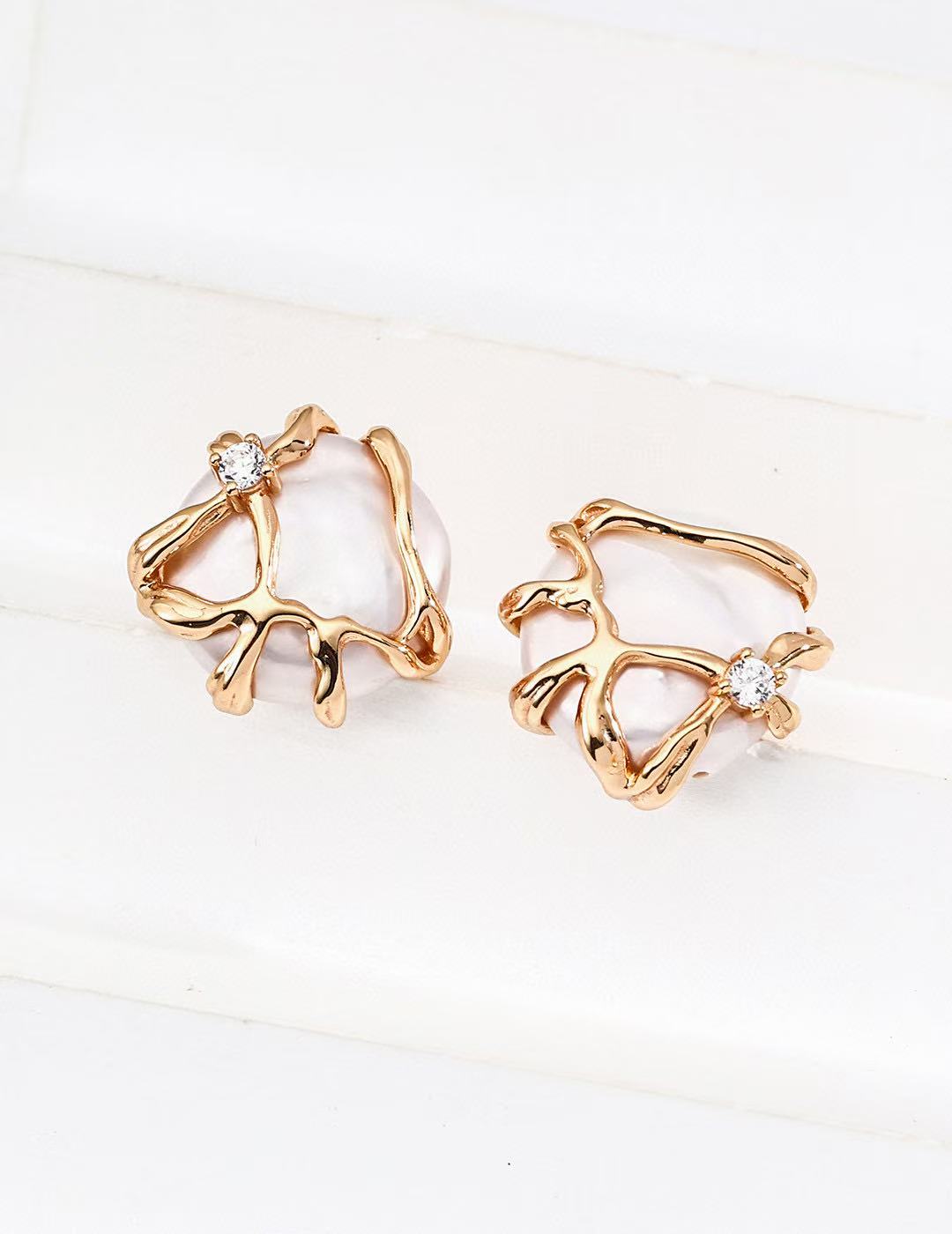 Golden Aura round Baroque-shaped pearls earring and necklace