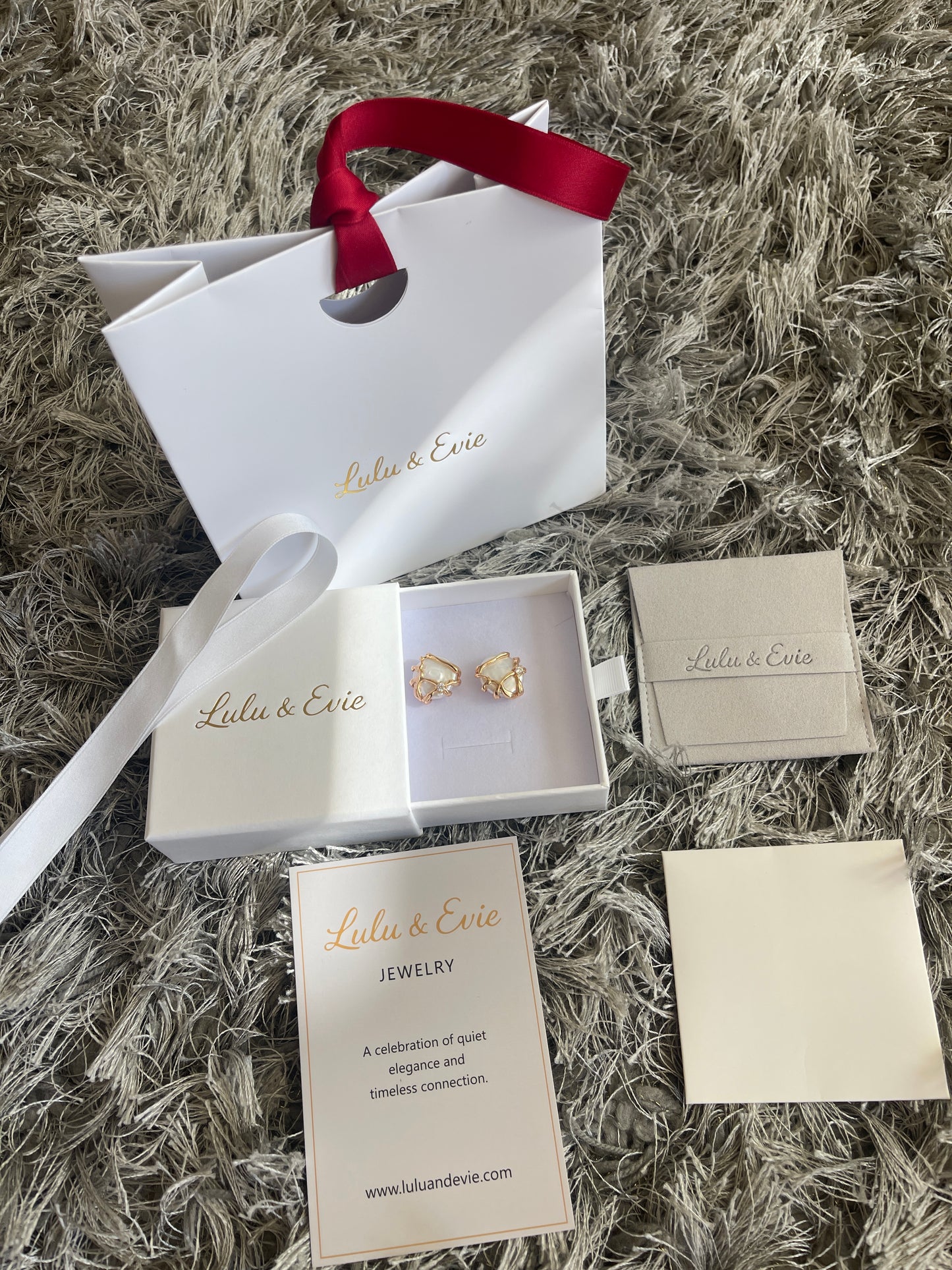 Golden Aura round Baroque-shaped pearls earring and necklace