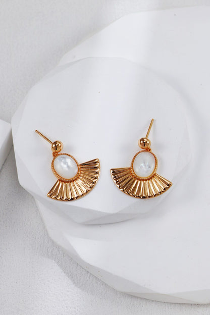 Fanlight fan-shaped white shell earrings