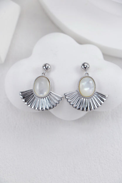 Fanlight fan-shaped white shell earrings