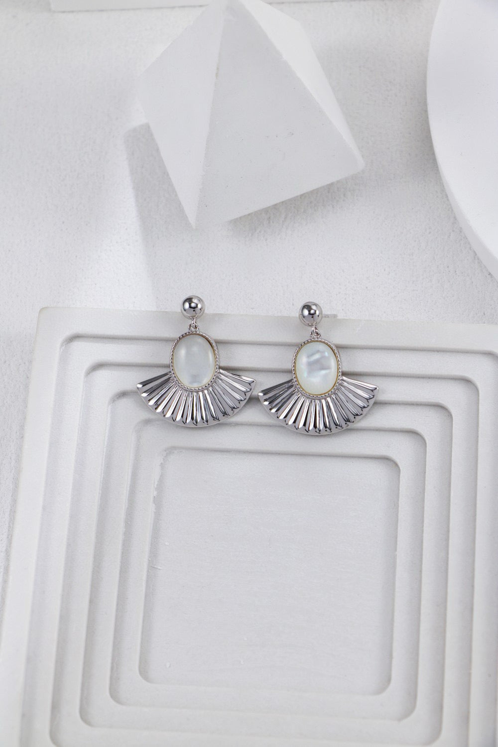 Fanlight fan-shaped white shell earrings