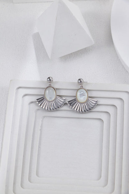 Fanlight fan-shaped white shell earrings