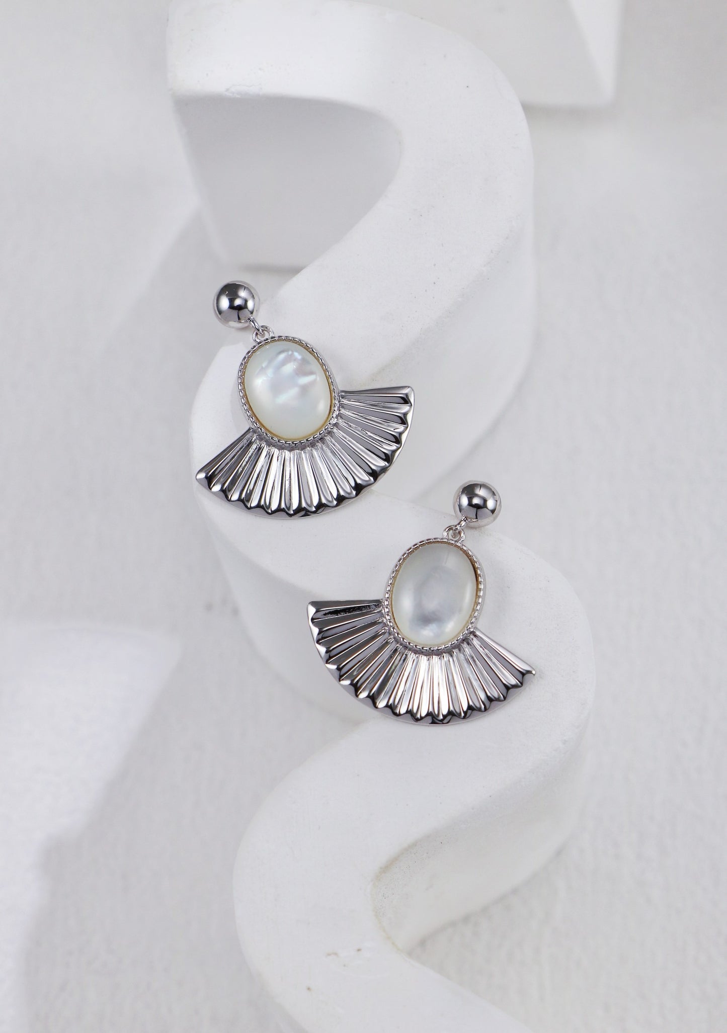 Fanlight fan-shaped white shell earrings