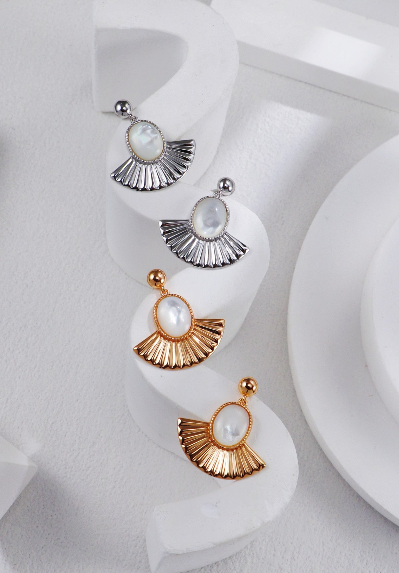 Fanlight fan-shaped white shell earrings
