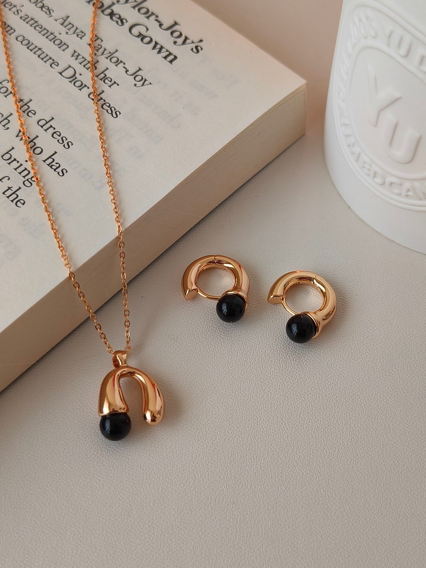 Modern, Sculptural & Effortlessly Chic