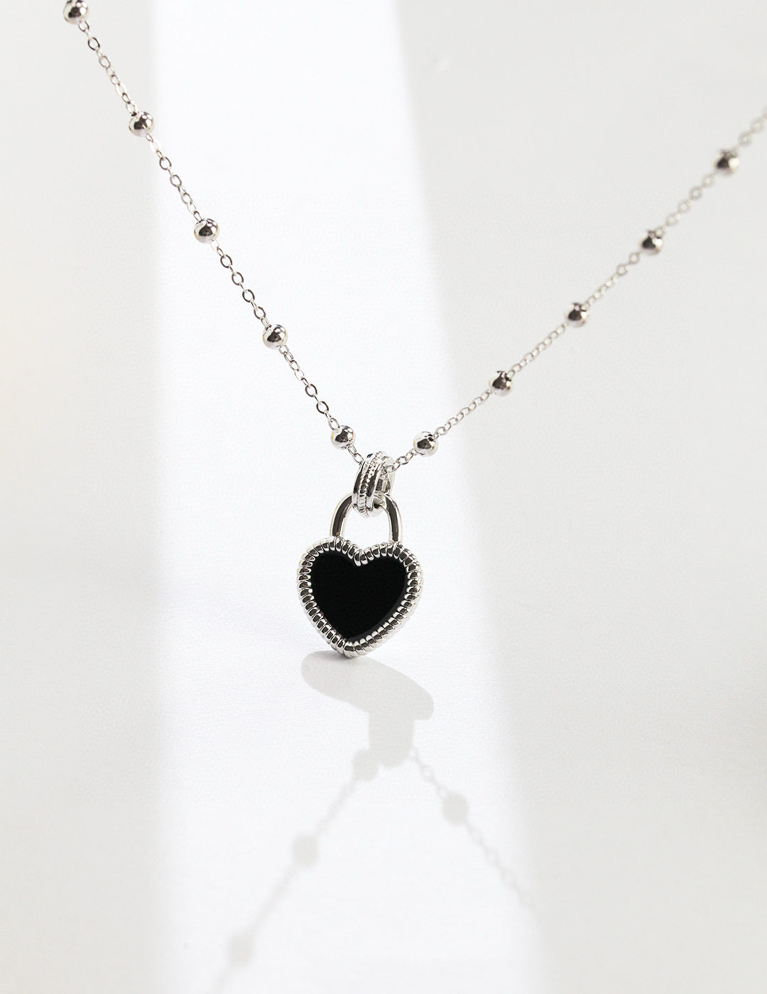 🖤 Reversible Enamel Heart Necklace – Two Ways to Shine