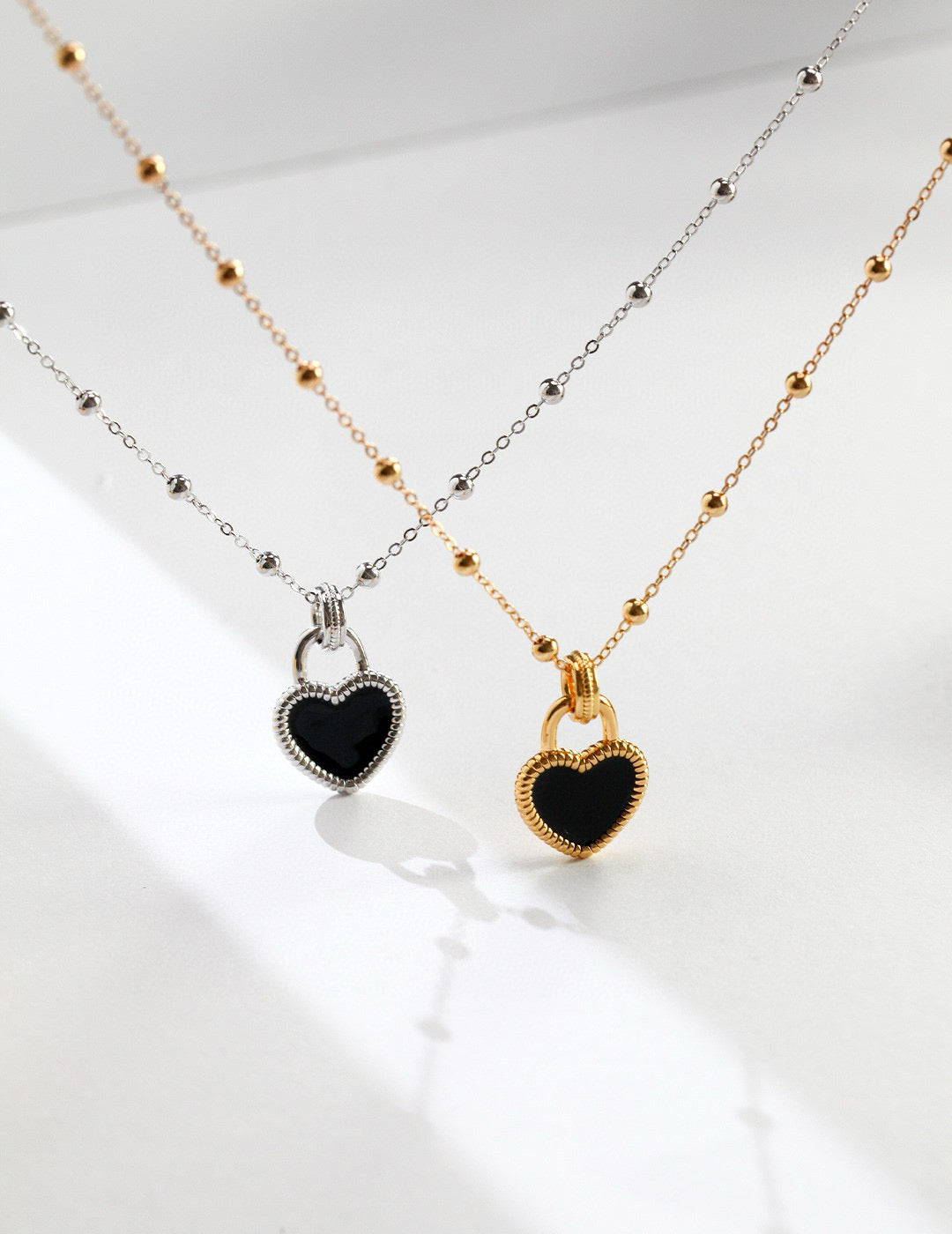 🖤 Reversible Enamel Heart Necklace – Two Ways to Shine