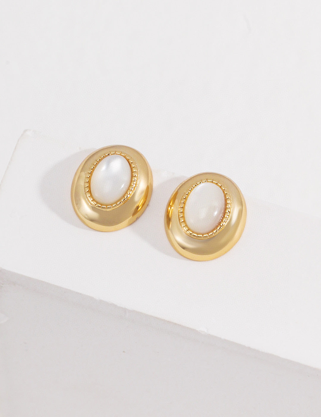 Vintage Mother-of-Pearl Jewelry Set — Grace in Every Detail