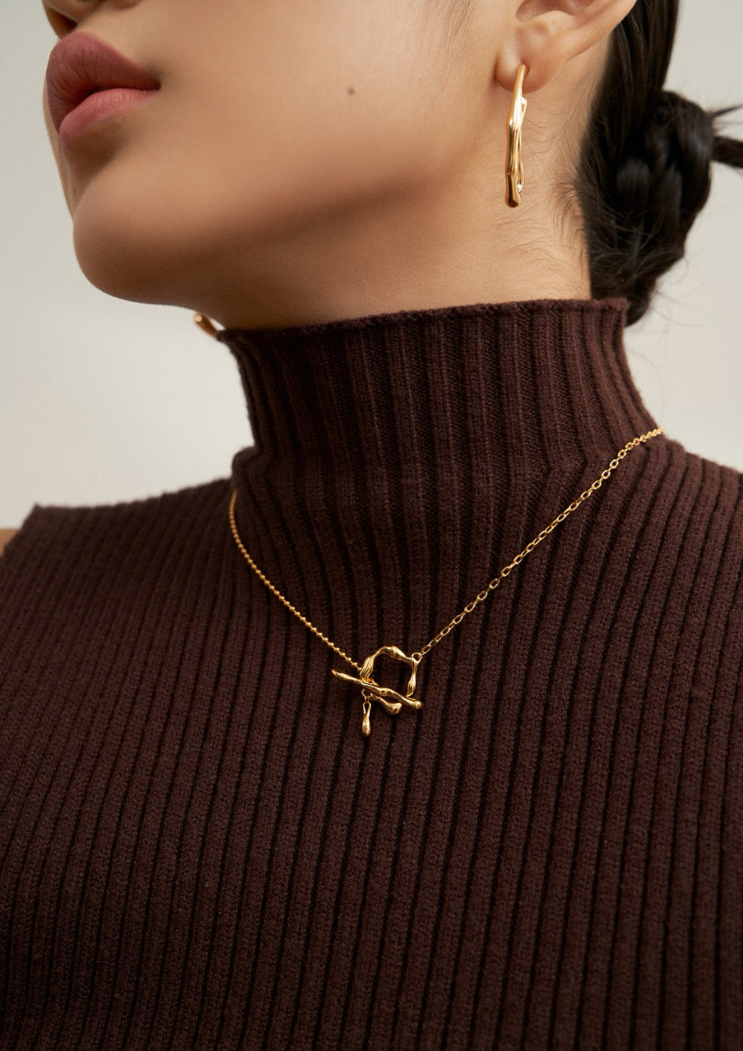 Organic Loop Pendant Necklace — Modern, Sculptural, and Timeless