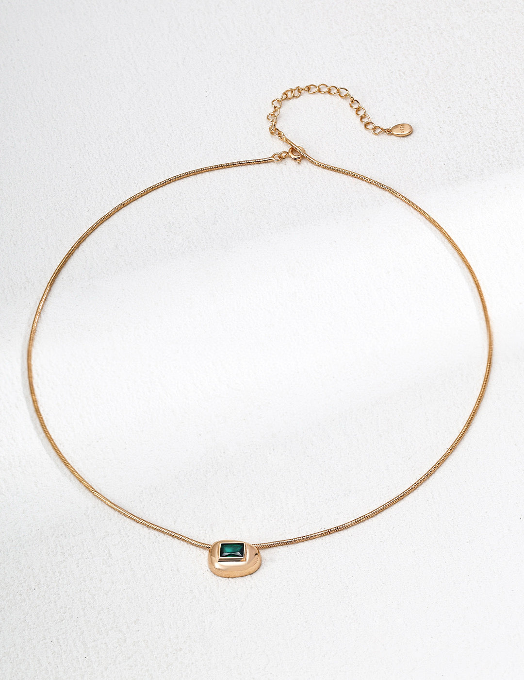 Emerald Glow Necklace — Minimalist Charm with a Touch of Vintage Luxury