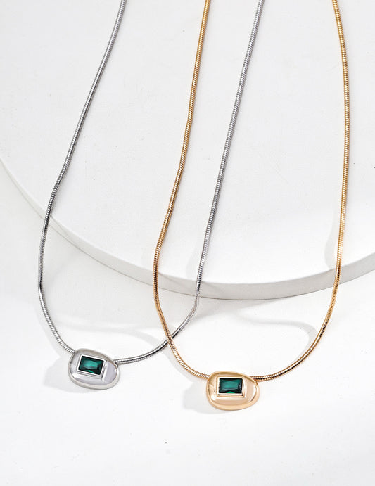Emerald Glow Necklace — Minimalist Charm with a Touch of Vintage Luxury