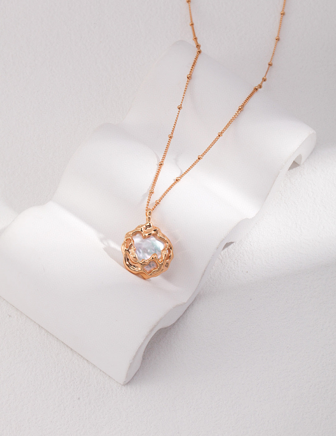 Golden Aura round Baroque-shaped pearls earring and necklace